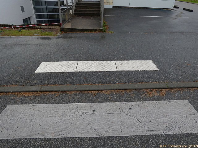 Plaques antidérapantes en bout de passage piétons